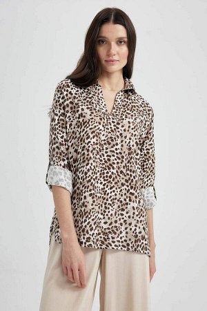 Блуза стандартного кроя со свободным вырезом и леопардовым узором, длинными рукавами