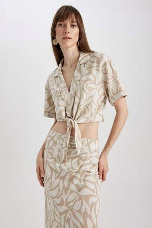 Приталенная льняная блузка с V-образным вырезом и короткими рукавами