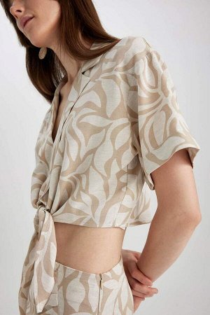 Приталенная льняная блузка с V-образным вырезом и короткими рукавами