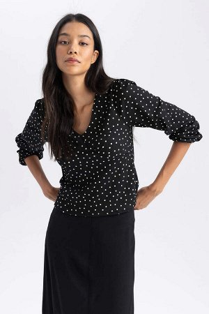 Приталенная блузка с длинными рукавами и V-образным вырезом