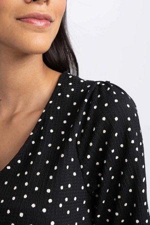 Приталенная блузка с длинными рукавами и V-образным вырезом