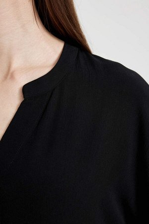 Блузка с короткими рукавами и круглым вырезом обычного кроя из мятой ткани