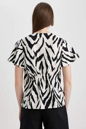 Приталенная блузка с V-образным вырезом и короткими рукавами
