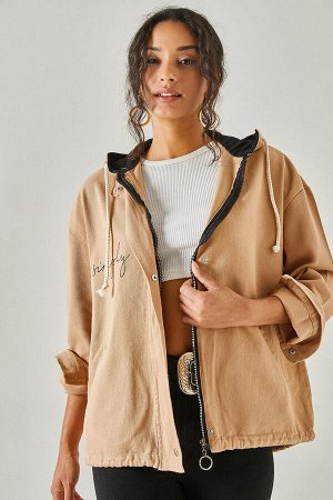 Женская куртка оверсайз из хлопкового габардина с капюшоном цвета бисквита и яркими карманами CKT-19000354