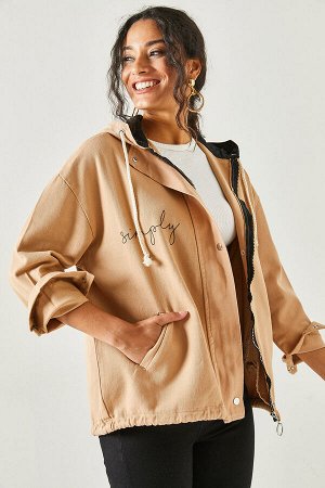 Женская куртка оверсайз из хлопкового габардина с капюшоном цвета бисквита и яркими карманами CKT-19000354