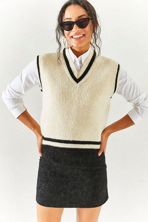 Женский свитер из мягкого фактурного трикотажа в полоску цвета экрю черного цвета SVT-00000025