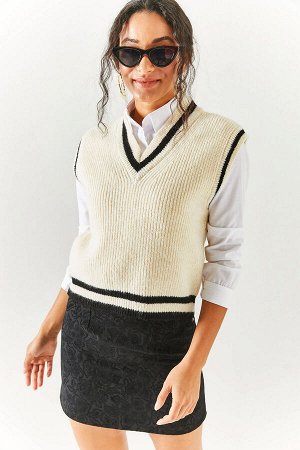 Женский свитер из мягкого фактурного трикотажа в полоску цвета экрю черного цвета SVT-00000025