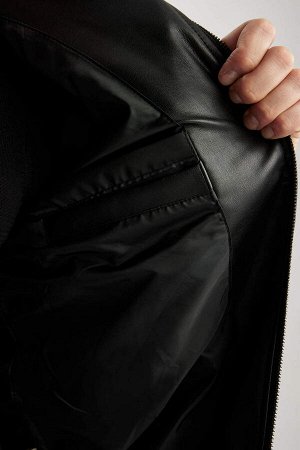 Облегающее пальто-бомбер из искусственной кожи с воротником-стойкой