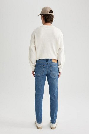 Узкие зауженные джинсовые брюки с нормальной талией и зауженной посадкой