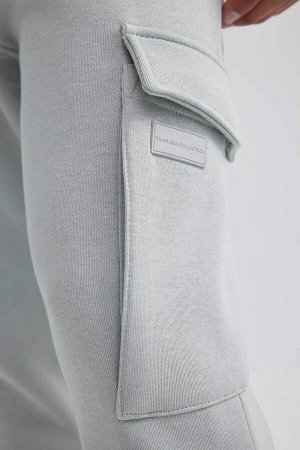 Спортивные штаны с эластичными штанинами и карманами-карго стандартного кроя