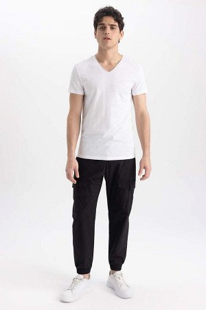 Базовая футболка Slim Fit с v-образным вырезом и короткими рукавами из 100 % хлопка
