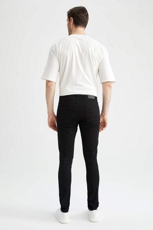 Супероблегающие джинсовые брюки с нормальной талией и очень узкими штанинами