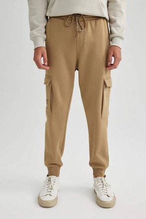 Спортивные штаны с эластичными штанинами и карманами-карго стандартного кроя