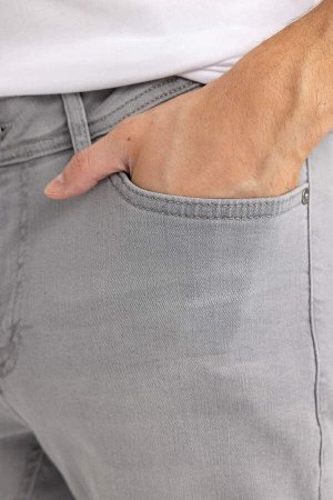 Супероблегающие джинсовые брюки с нормальной талией и очень узкими штанинами