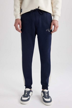 Спортивные штаны с эластичной резинкой и карманами узкого кроя