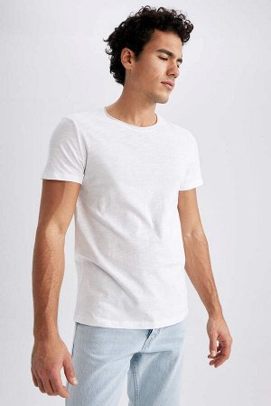 Базовая футболка из 100 % хлопка с короткими рукавами и круглым вырезом приталенного кроя