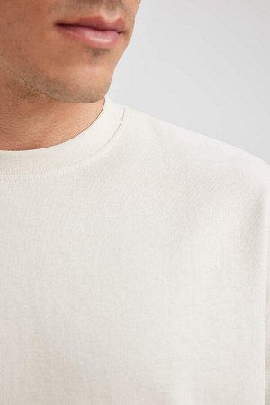 Базовая футболка оверсайз с круглым вырезом и короткими рукавами из плотной хлопковой ткани