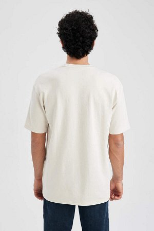 Базовая футболка оверсайз с круглым вырезом и короткими рукавами из плотной хлопковой ткани