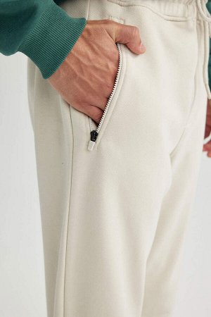 Облегающие спортивные штаны с эластичной резинкой и карманом на молнии