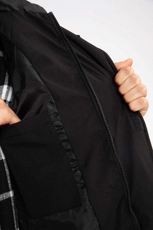 Водоотталкивающая куртка-пуховик стандартного кроя с капюшоном