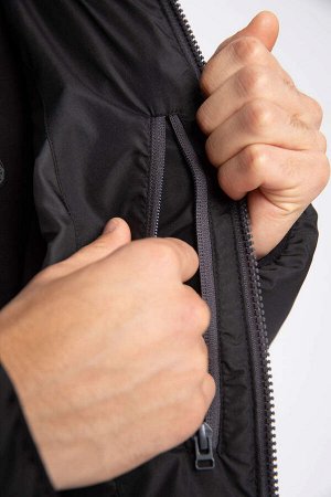 Водоотталкивающая куртка-пуховик стандартного кроя с капюшоном