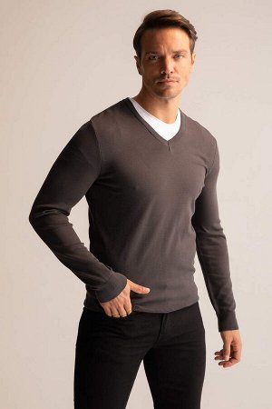 Трикотажный свитер премиум-класса стандартного кроя с V-образным вырезом