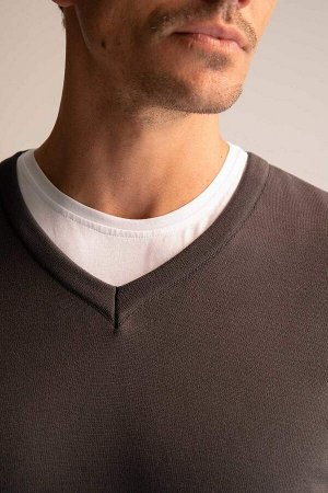 Трикотажный свитер премиум-класса стандартного кроя с V-образным вырезом