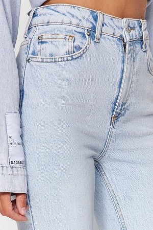 Светло-голубые расклешенные джинсы с завышенной талией