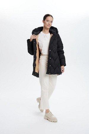 Пальто Курта женская с шалевым капюшоном.
Дизайн отличает удобный крой со спущенным рукавом, карманы на потайной молнии практичны и удобны, стильный шалевый воротник-капюшон и оригинальная стежка сдел
