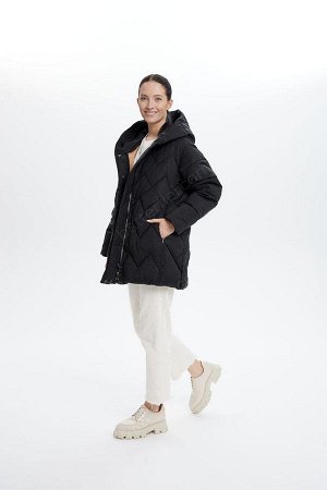 Пальто Курта женская с шалевым капюшоном.
Дизайн отличает удобный крой со спущенным рукавом, карманы на потайной молнии практичны и удобны, стильный шалевый воротник-капюшон и оригинальная стежка сдел