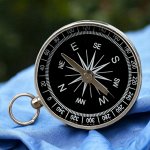 Компас 4.5 см (цвет в ассортименте)