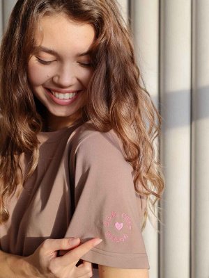 MY Футболка женская с вышивкой на рукаве &quot;ДАЙ СЕБЕ ВРЕМЯ 💛&quot; классическая regular fit. Позитивная аффирмация