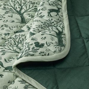 IKEA TROLLDOM, Cтеганое одеяло с рисунком лесных животных зеленое, 96x96 см