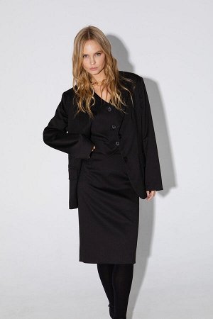 Костюм Костюм Pirs 5028 черный 
Состав: Вискоза-68%; ПЭ-30%; Эластан-2%;
Сезон: Осень-Зима
Рост: 164

Костюм-двойка из оверсайз жакета с расширенной линией плеч и прямой юбки. Детали: жакет прямого с