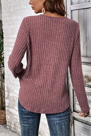 Розовый свитер в рубчик с кружевными вставками