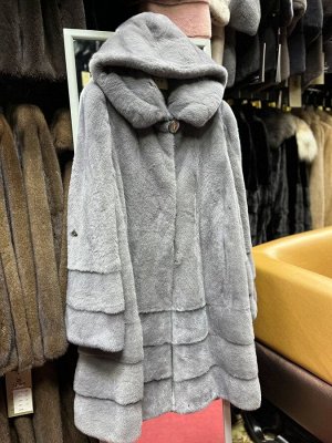 Одежда ❣️РАСПРОДАЖА ❣️
Шубка из меха импортной норки с капюшоном, 100 см, лаванда
Размер 48,50