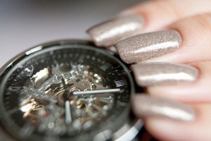 Cappuccino Тауп с примесью серого и бежевого, а при определённом освещении можно даже углядеть лиловый подтон. Мне кажется, что он подойдет к любому оттенку кожи — довольно холодный цвет подложки стан