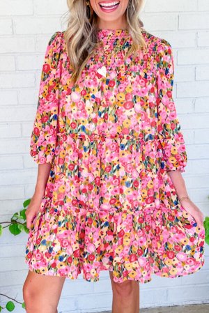 Розовое многоярусное платье с цветочным принтом