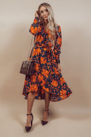 Оранжевое платье с цветочным принтом на запахе