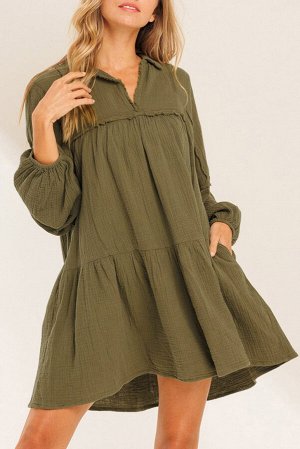 Зеленое многоярусное платье-трапеция с отложным воротником