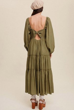 Зеленое многоярусное платье с объемным рукавом и открытой спиной