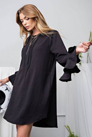 Черное мини-платье прямого кроя с фигурным рукавом