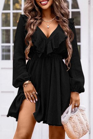 Черное мини-платье из текстурированной ткани с V-образным вырезом и воланом