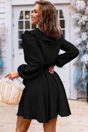 Черное мини-платье из текстурированной ткани с V-образным вырезом и воланом