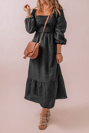 Черное платье миди с квадратным вырезом и длинным рукавом