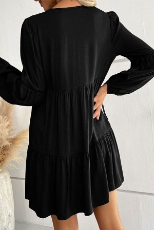 Черное многоярусное платье с V-образным вырезом и длинным рукавом
