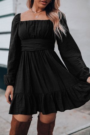 Черное платье мини с квадратным вырезом и длинным объемным рукавом
