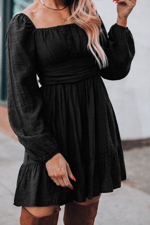 Черное платье мини с квадратным вырезом и длинным объемным рукавом