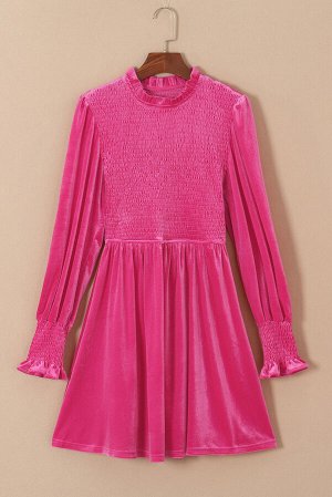 Розовое платье из вельвета с объемным рукавом
