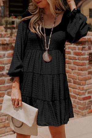 Черное многоярусное платье с объемным рукавом